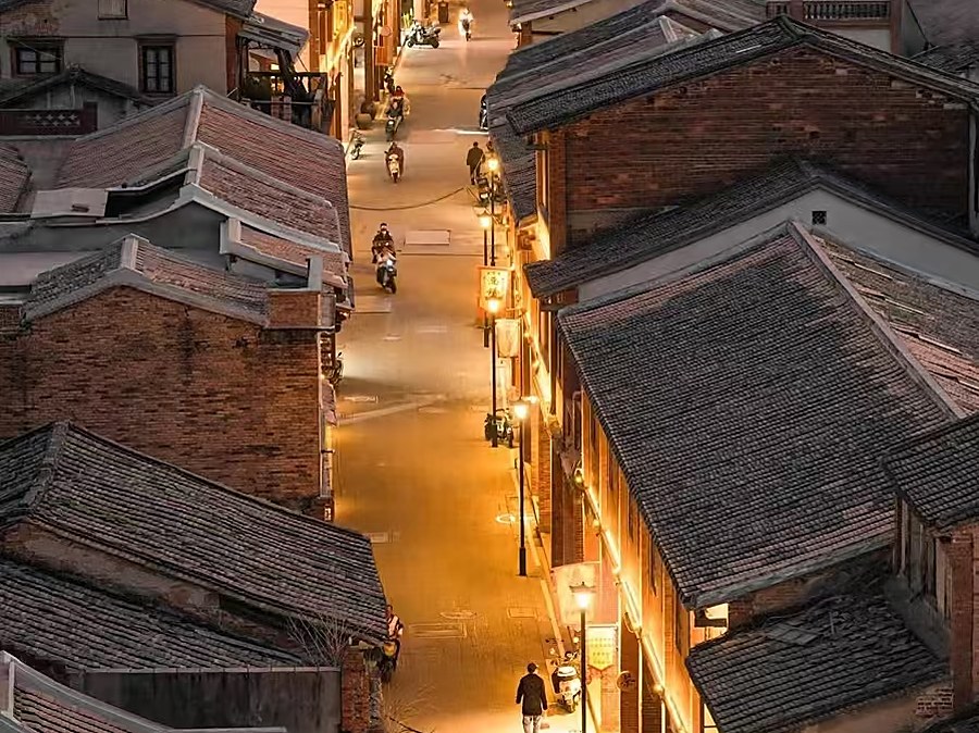 福州老城马鞍墙与红砖街巷夜色