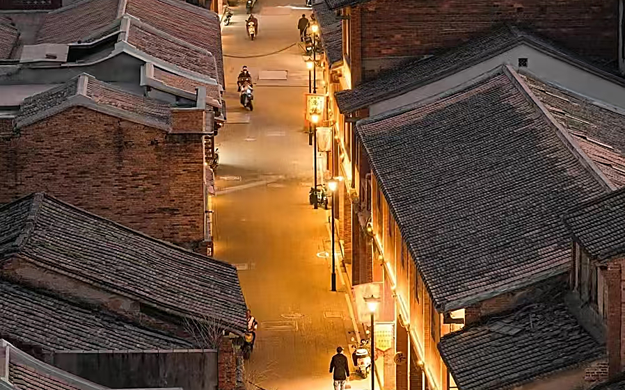 福州老城马鞍墙与红砖街巷夜色