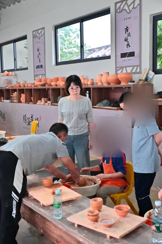 亲子营陶艺手作课堂，老师指导孩子拉坯